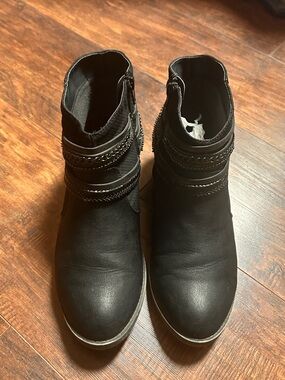 Women’s Black Ankle Boot with Decorative Straps size 9.5